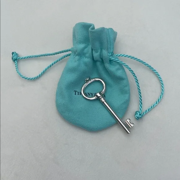 Tiffany & Co. Silver large Oval Key charm with original Turquoise Pouch - Picture 1 of 6